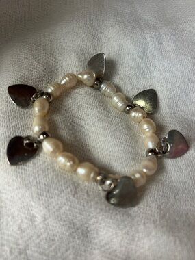 Pearl Charm Heart Stretch Bracelet - White Pearls with Silver Hearts